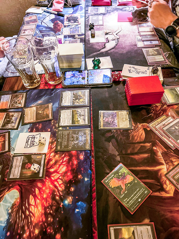 Eindruck aus mehreren Magic Spielen vom Friday Night Magic in Hachenburg