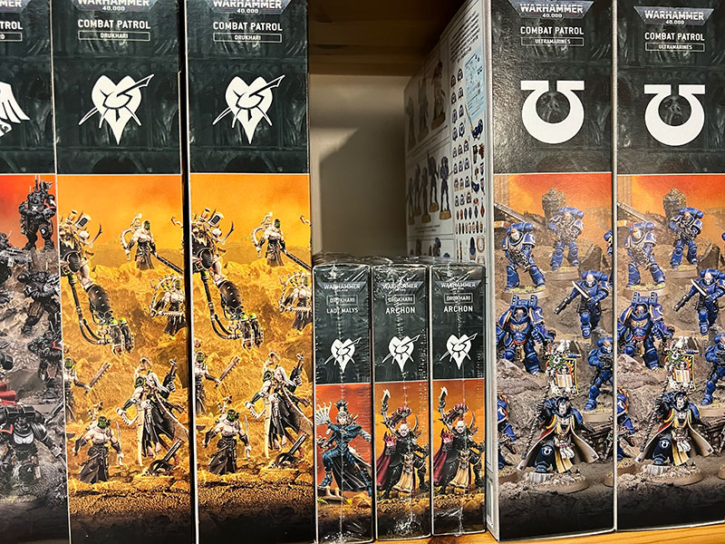 Combat Patrols und Einzelfiguren in unserem Regal in Hachenburg