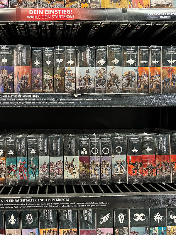 Große Auswahl verschiedener Warhammer Figuren und Boxen in unseren Regalen