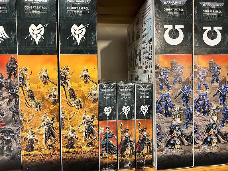 Combat Patrols und Einzelfiguren in unserem Regal in Hachenburg