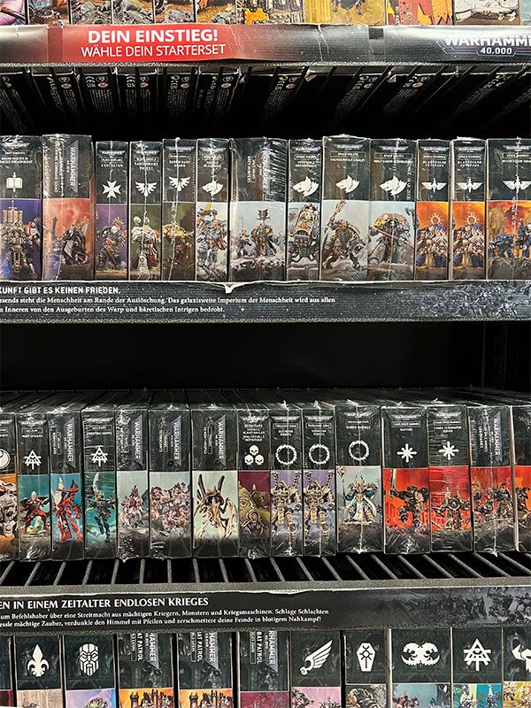 Große Auswahl verschiedener Warhammer Figuren und Boxen in unseren Regalen